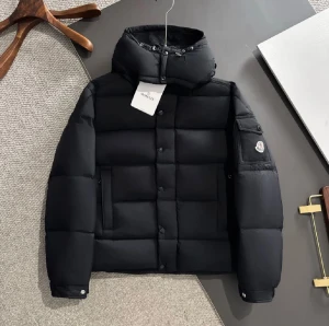 Svart Moncler pufferjacka med huva - Svart pufferjacka från Moncler med hög krage och justerbar huva aldrig användt så här av dig för minsta lilla fråga OBS pris ej i hugget så hör av dig✅