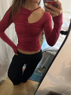 Topp - Så fin topp , endast använt ett fåtal gånger ❤️‍🔥 perfekt till juliga tillfällen 🥰