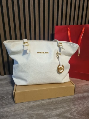 Michael kors väska dam  - En fin Michael kors väska i vit färg. Säljer den då den inte används längre men den är i fint skick annars! Lite sliten men det går bort om man putsar lite varav priset🤗 för fler frågor är det bara att skriva!! :))