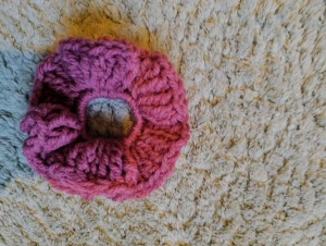 Handgjord virkad rosa scrunchie - Superfin handgjord virkad scrunchie i  rosa garn. Perfekt för att ge din frisyr en mysig och färgglad touch. Den är fluffig och har en rund form som gör den enkel att använda både till hästsvans och knut.