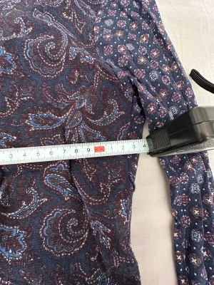 Mörkblå mesh blus med paisley och mönster - S