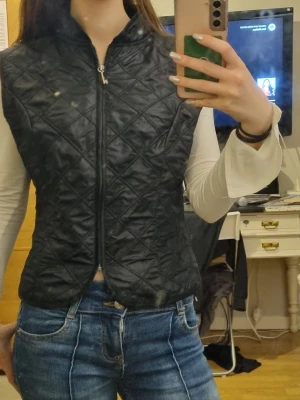 Kortärmad väst - Säljer denna väst då den tyvärr är lite stor för mig. Den är i mycket fint skick!