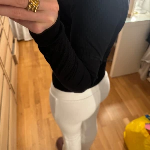 Lågmidjade mjukisbyxor - Väldigt lågmidjade mjukisbyxor från H&M barnavdelning i storlek 152 Bra skick och sitter super fint💕