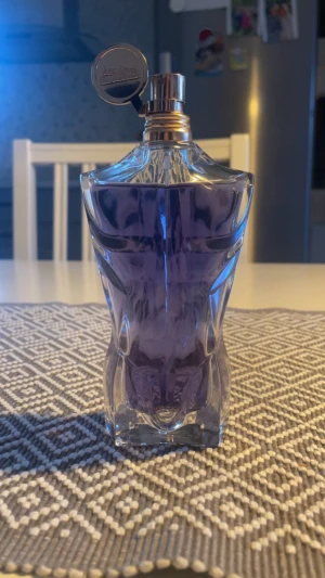 Jean Paul Gaultier le male essance  - Säljer Jean Paul Gaultier le make essance. Köpt på eBay och fraktat ifrån Frankrike. Köpte ut den för 3120+frakt. Det är en riktigt god parfym och doftar inprincip som julen rakt av. Den är sparsamt använt och inga tecknen på skador på sjävla parfymflaskan men burken är lite lätt skadad i plasten på insidan så det är inget som syns. 