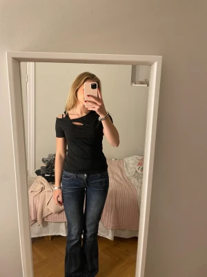 Svart asymmetrisk topp med cut-out - Snygg unik topp💗💗 Aldrig använd