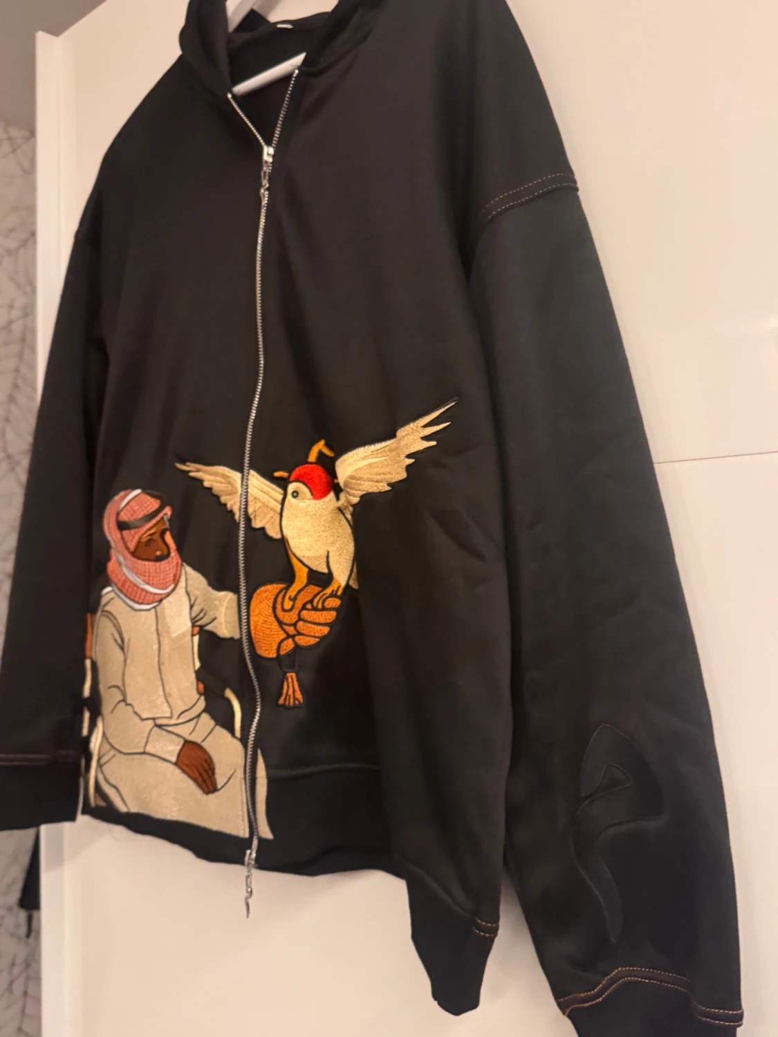 Svart hoodie med broderad motiv - 2