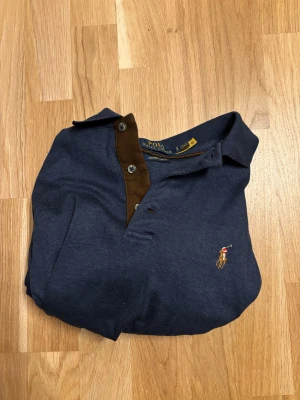 långärmad pike från ralph lauren - Skön långärmad pike från RL, 0 skador rätt så bra skick och nypris runt 1800. hör av dig vid funderingar 