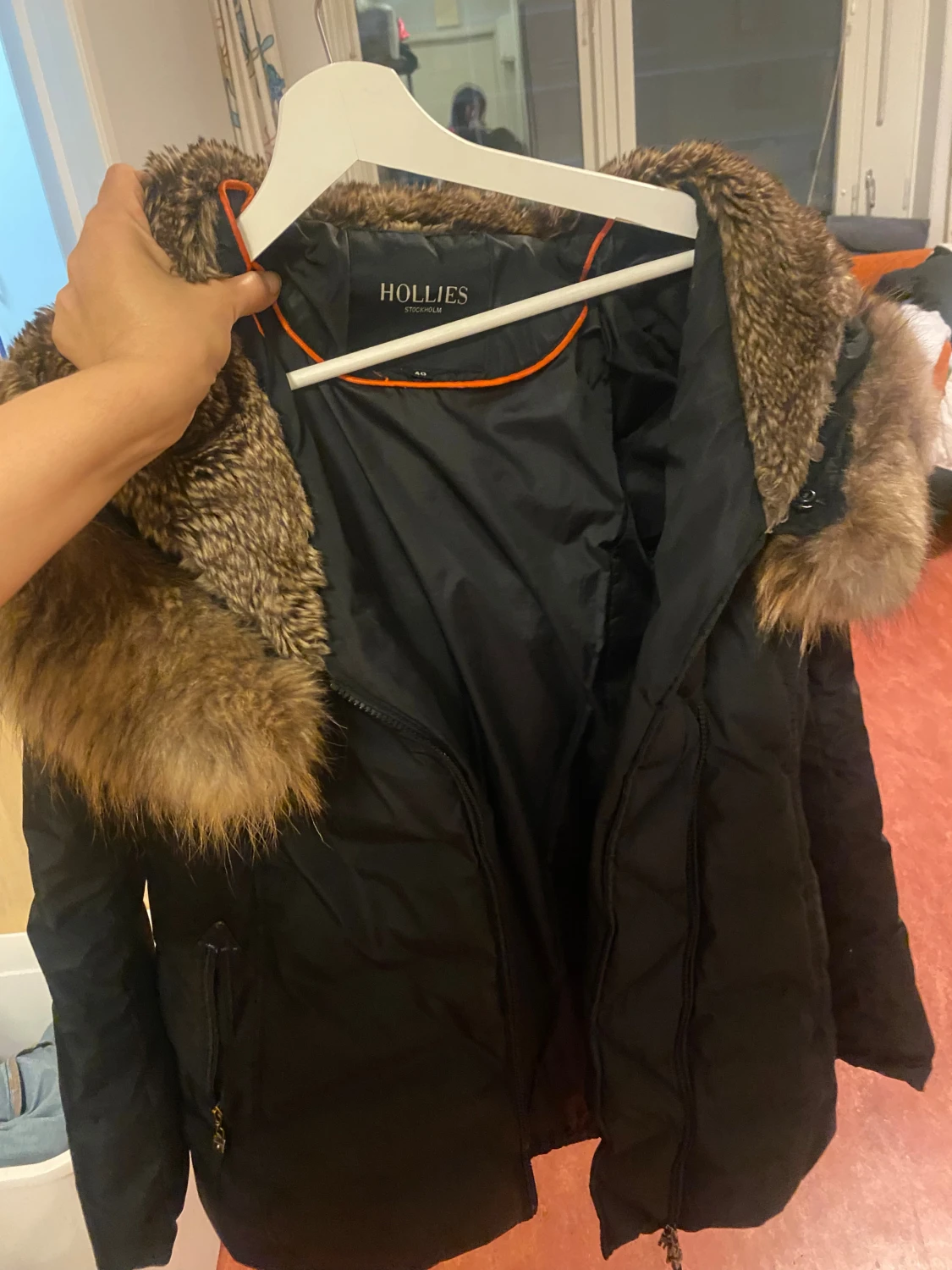 Svart pufferjacka med päls från Hollies - 2