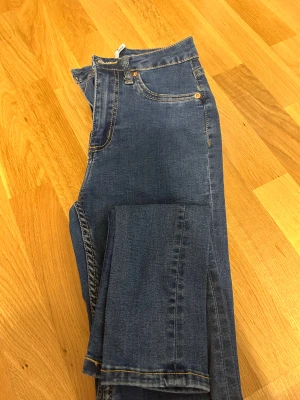 Blåa skinny jeansbyxor från 157, storlek S - Snygga blå jeansbyxor från 157 i storlek S. 