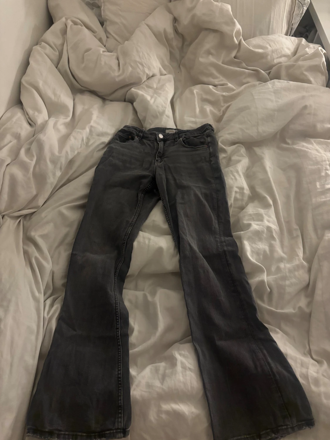 Grå bootcut jeans från Gina Tricot - 1