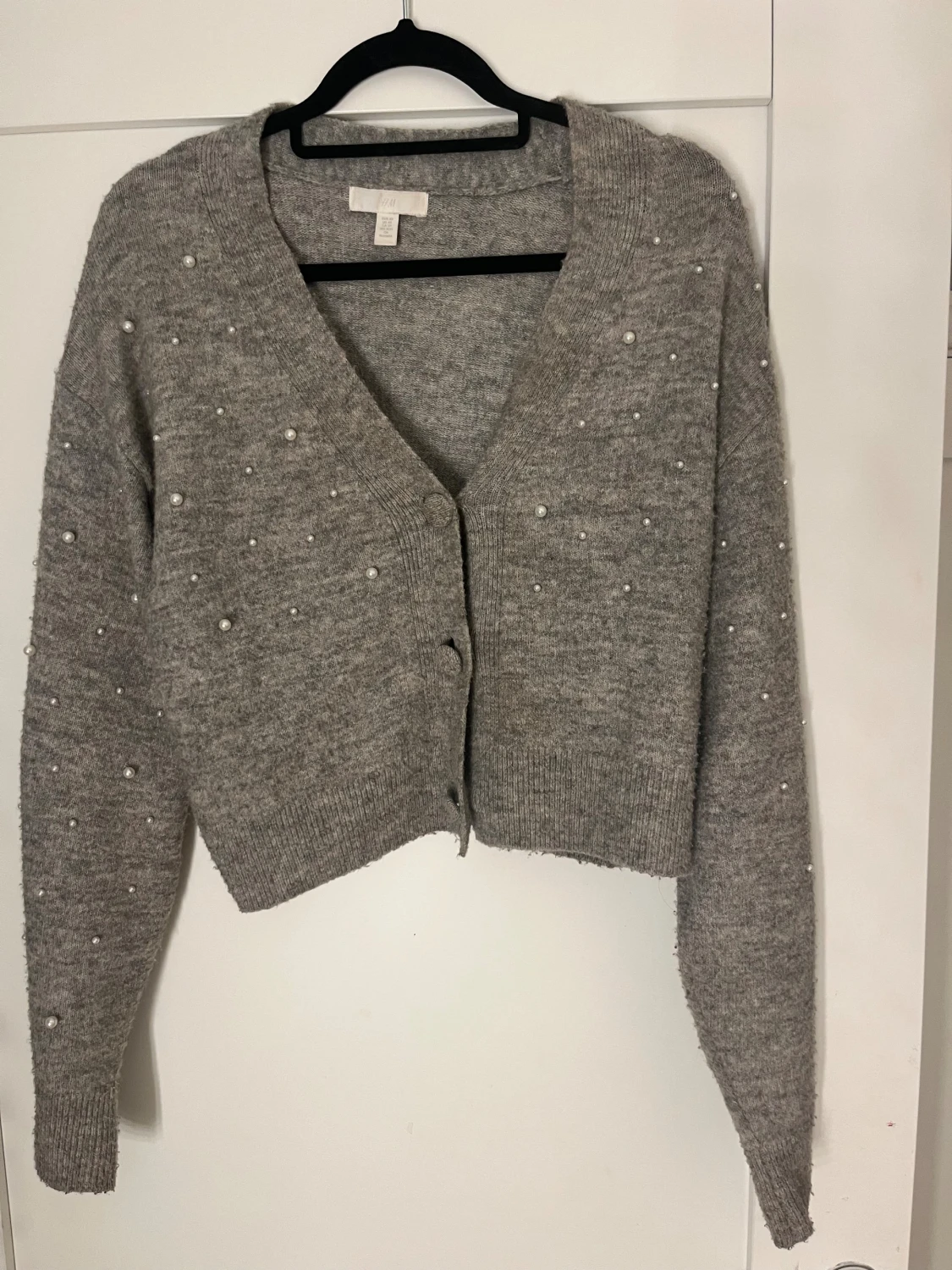 Grå croppad kofta med pärlor från Hm