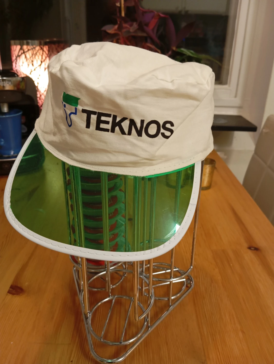 Vit Teknos keps med grön skärm