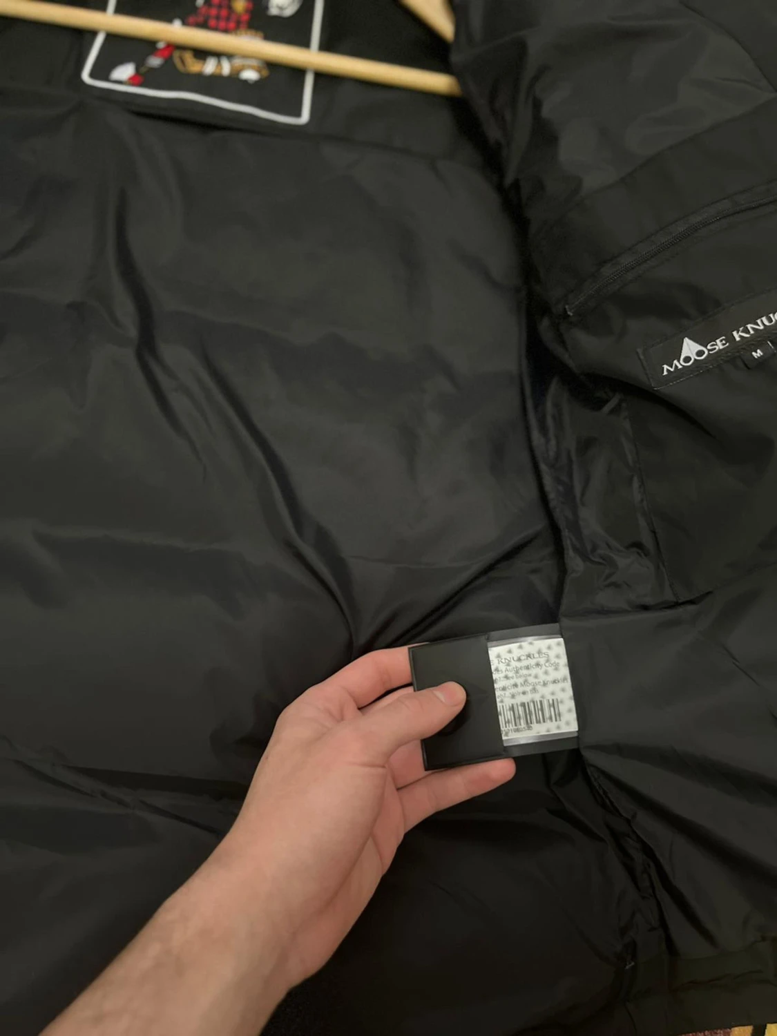 Svart dunjacka från Moose Knuckles onyx - 4