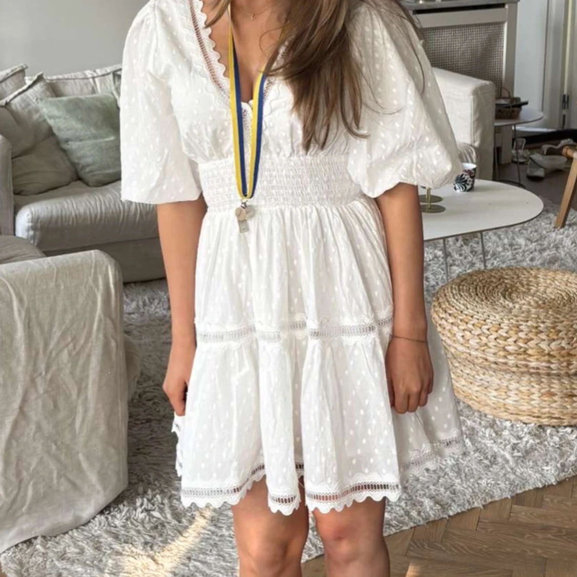 Vit kort klänning med puffärmar - 1