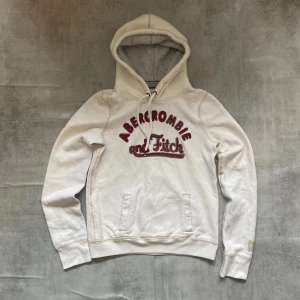 Hoodie från Abercrombie and Fitch - Jag Säljer en fet hoodie från abercrombie and fitch| skicket på tröjan är bra 8/10 | storlek L men sitter som en M | ny pris 1500: mitt pris är 499 | skriv vid frågor och funderingar   
