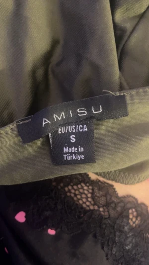 Svart långärmad bodysuit från Amisu - Säljer en svart långärmad bodysuit från Amisu i storlek S. Bodyn har en djup, rundad rygg och är tillverkad i ett mjukt, stretchigt material som sitter tight mot kroppen. Perfekt för att styla med jeans eller kjol för en clean look.