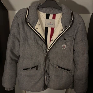 Moncler jacka  - Säljer min otroligt feta och unika moncler jacka, den är varm och skön perfekt nu till vintern ❄️✅ köpt på vintage & friends i Göteborg vilket garanterar att den är äkta (kvitto finns) inga defekter, skick 9/10 😍strorlek 3 alltså M men passar mer som en S, priset är otroligt bra för en otroligt snygg jacka, hör av dig vid minsta fundering ✅🤝