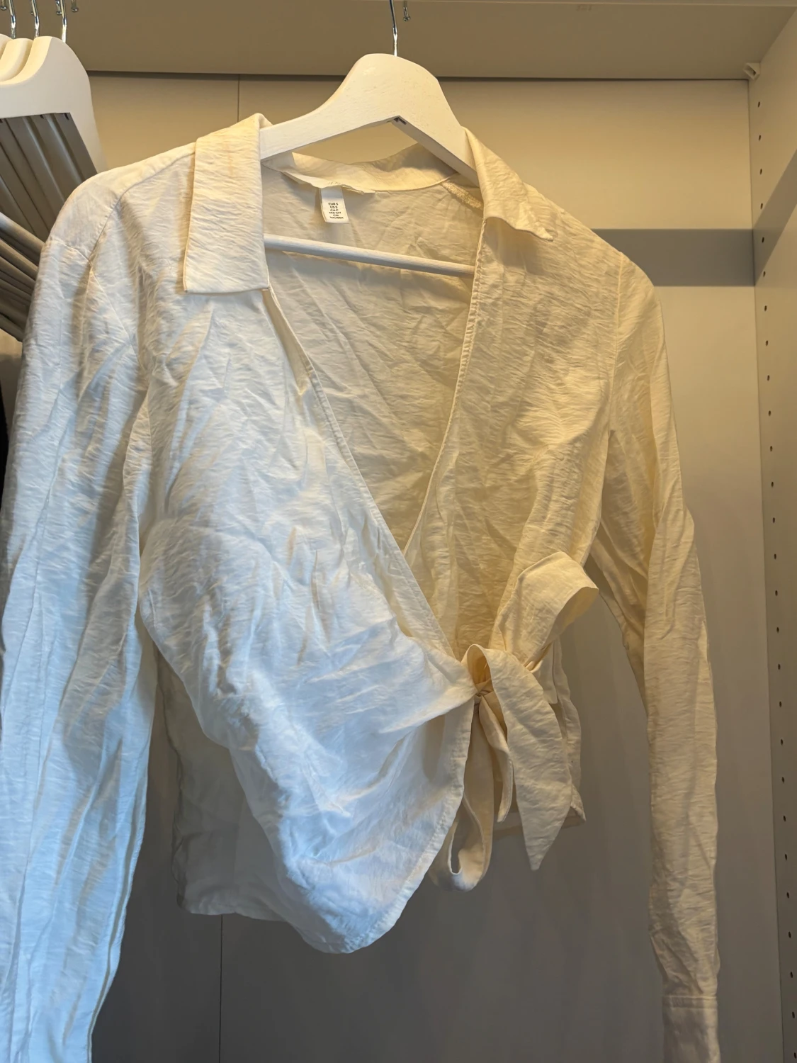 Vit omlottblus med knyt från H&M - 1