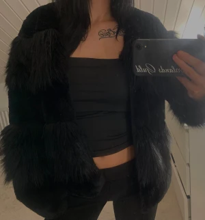 Vero Moda pälsjacka S - Går att stänga och har fickor! Perfekt pälsjacka till vintern då den är varm😍Säljer även en vit pälsjacka, Köp båda jackorna för bara 700kr! 