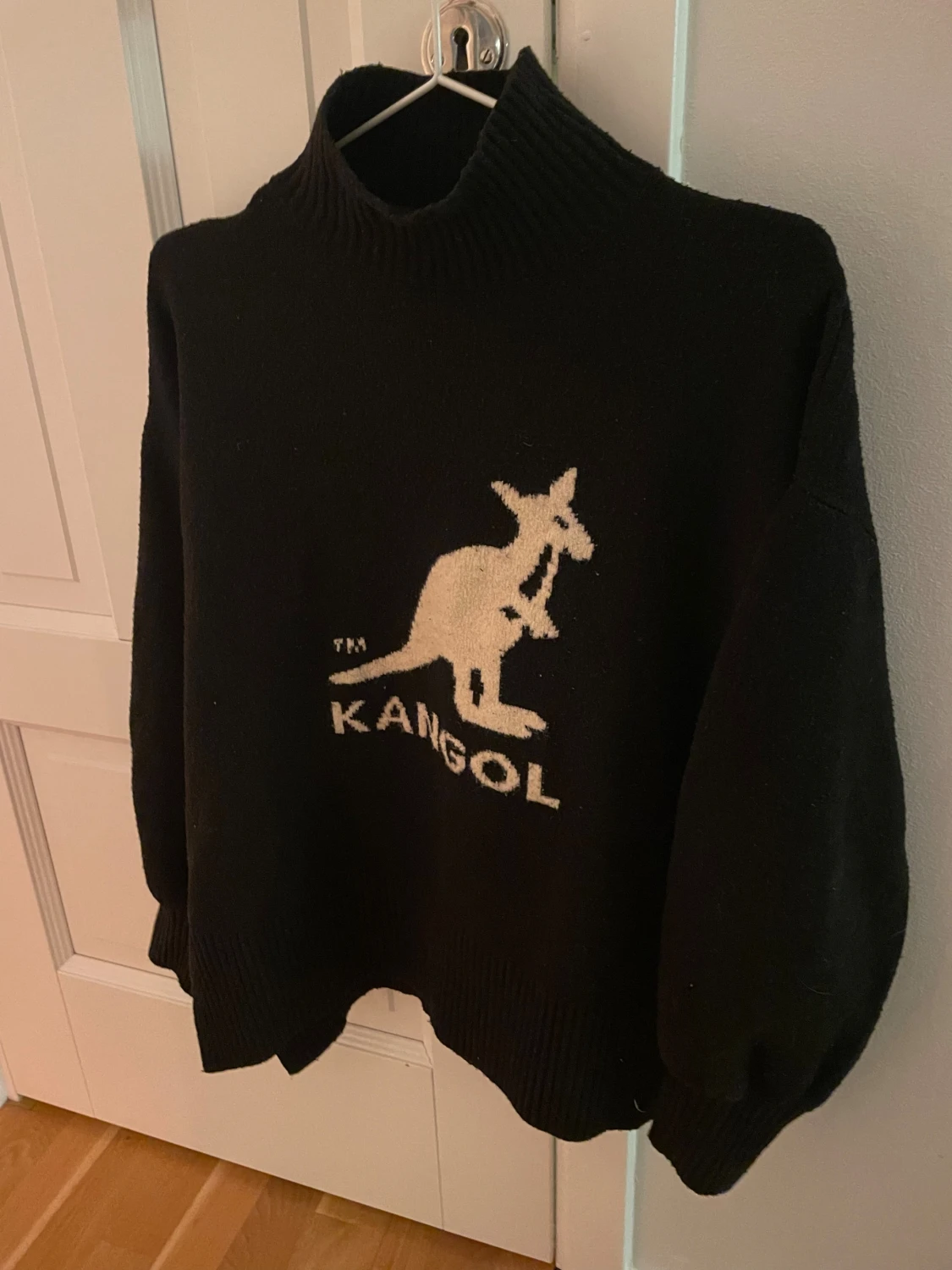 Svart polotröja från Kangol