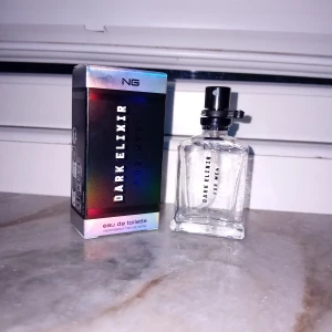 NG Dark Elixir For Men - NG Dark Elixir For Men är en eau de toilette med modern design. Perfekt för dig som vill sticka ut med en unik stil. Volym och ingredienser framgår ej på bilderna.