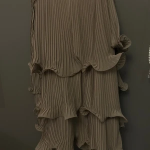 Volang klänning HM - STORLEK S Beige volangklänning från HM. Har två, säljer båda. Olika storlekar, därav två annonser. Ena är i XS och den andra i S🤍 