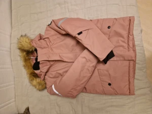 Rosa parkas från Kaxs med fuskpäls - Säljer en rosa parkas från Kaxs Proxtec med huva och fuskpäls. Jackan har svarta muddar, reflexdetaljer på ärmarna och stora fickor med knappar. Vattenavvisande material och snygg, lite längre modell som håller dig varm under kalla dagar.