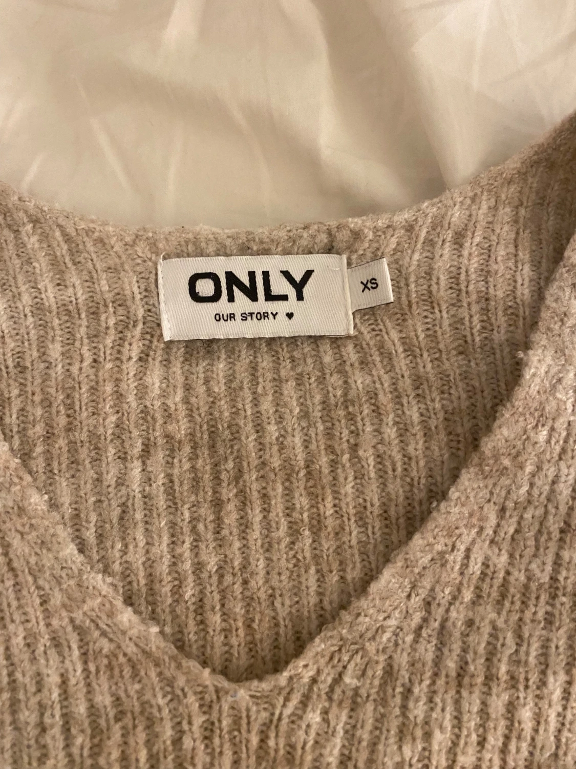 Beige ribbad stickad tröja från ONLY - 1