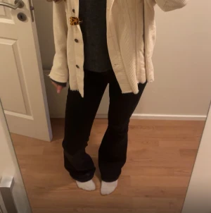 Svarta bootcut jeans - Säljer ett par svarta bootcut jeans från Only. Dom sitter jätte snyggt. Storlek 27x34. Jag är 174 cm lång och de sitter lite långt på mig. 