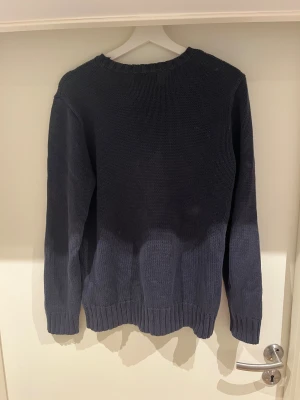 Stickad USA tröja från Ralph lauren  - Säljer denna populära tröja i storlek 18/20 vilket motsvarar S! Bra skick och väldigt bekväm! Perfekt till vinter hör av dig vid fundering! 