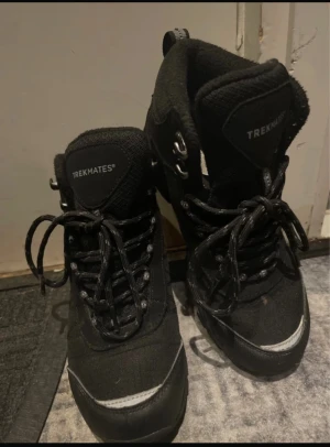 Vinterskor - Svarta vinterskor med spikes till barn av märket TrekMates. Perfekta nu till vintern! 