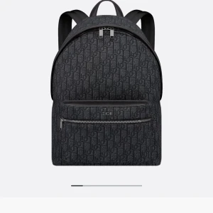 DlOR väska - Rider Backpack Black DlOR Oblique Jacquard. Du har chansen att slå till en diskret DlOR väska. . Dustbag och veriferingskort följer med. Pris 2000 kr. Snabb leverans  📦 Passa på!