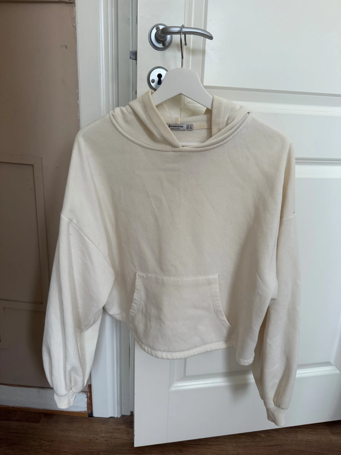 Vit hoodie från Stradivarius - 2