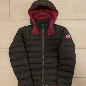 COLMAR DUNJACKA  - Tjena! Säljer denna Riktigt Fina Colmar Jacka✔️ Passar S-M (48)✔️Mycket litet hål i ena ärmen (syns inte vid användning)✔️ Skriv vid minsta fundering✔️