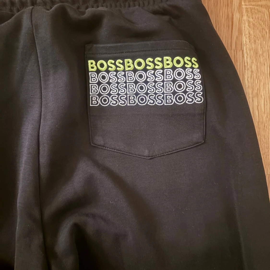 Svart hoodie från BOSS med dragkedja - 3