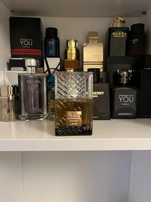 Lattafa Khamrah Qahwa >98ml - Khamrah Qahwa från Lattafa är en Eau de Parfum i en lyxig förpackning, perfekt för dig som vill sticka ut. Volymen är 100 ml, vilket räcker länge. Snygg design som passar in i din samling och gör sig bra på hyllan. Den producerades i mars (se den sista bilden) fast jag köptes i augusti och den har legat och macererat enda sen dess.