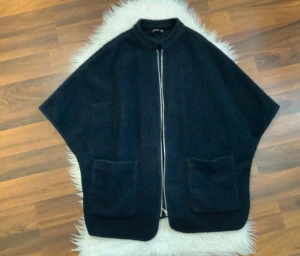 Trekvart ärmad jacka  - Säljer en mörkblå kappa med korta ärmar skit snygg till hösten med stickad tröja under 