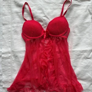 Nattlinne  - Nattlinne, passar till XS/S, push up. Vid köp av flera varor får du rabatt💛