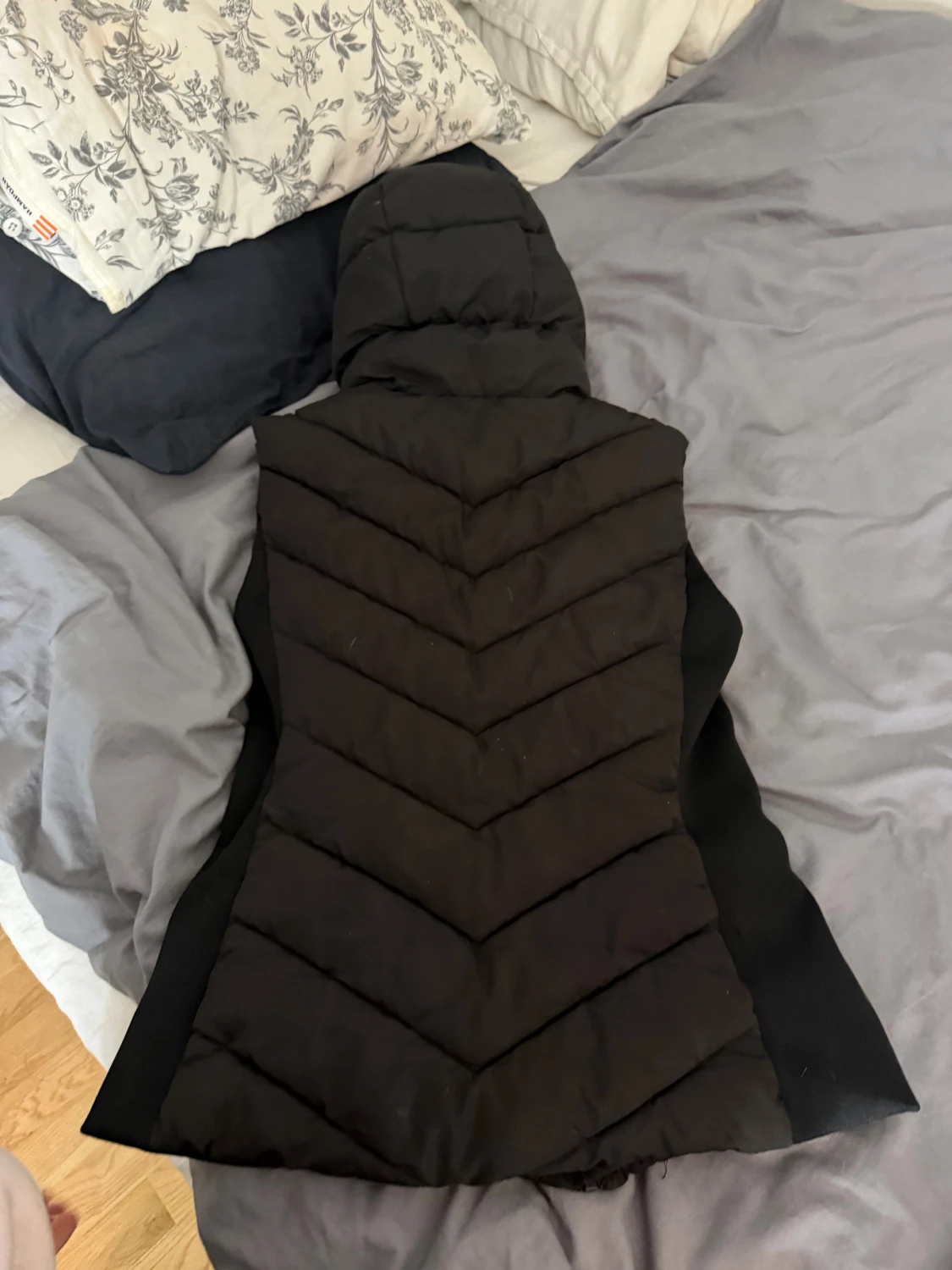 Svart lång dunväst med huva - 2