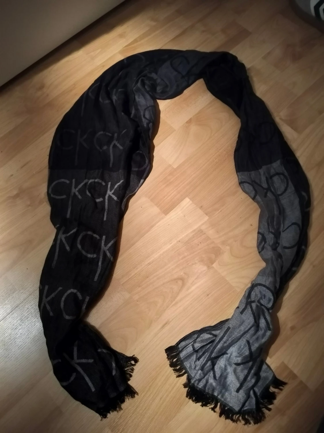 Äkta Svartgrå Calvin Klein halsduk  - 1