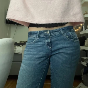 Blå low waist bootcut jeans  - Säljer ett par blåa low waist bootcut jeans från Gina Tricot, då dem ej kommer till användning tyvärr. Midjemått: 37cm