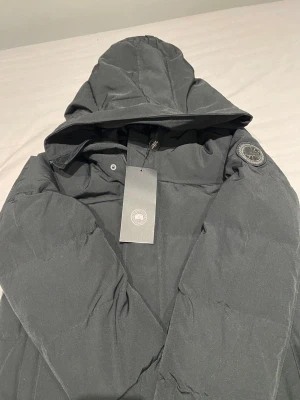 Jacka - Helt ny och helt oanvänd jacka i ett topp kvalitet. Vid flera frågor eller bilder kontakta mig  via DM.