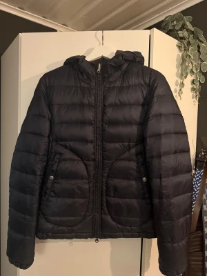 Herno Jacka - Riktigt snygg jackan från Herno, vändbar. Både blå och brun färg om man vill vända på den, perfekt för höst/vinter. Storlek S. Skriv vid frågor!