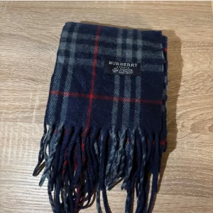 Burberry halsduk - Snygg halsduk från Burberry. Otroligt bra skick, begränsat antal så först till kvarn