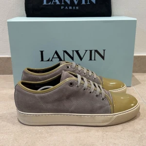 Lanvin skor - Tja! Säljer nu dessa unika lanvin patent cap toes i storlek uk 7/41-42 men passar också 43. Skorna är i bra skick, få slitningar på sulan. Dustbag medföljer, men ej låda. Kontakta vid frågor! INGA BYTEN!
