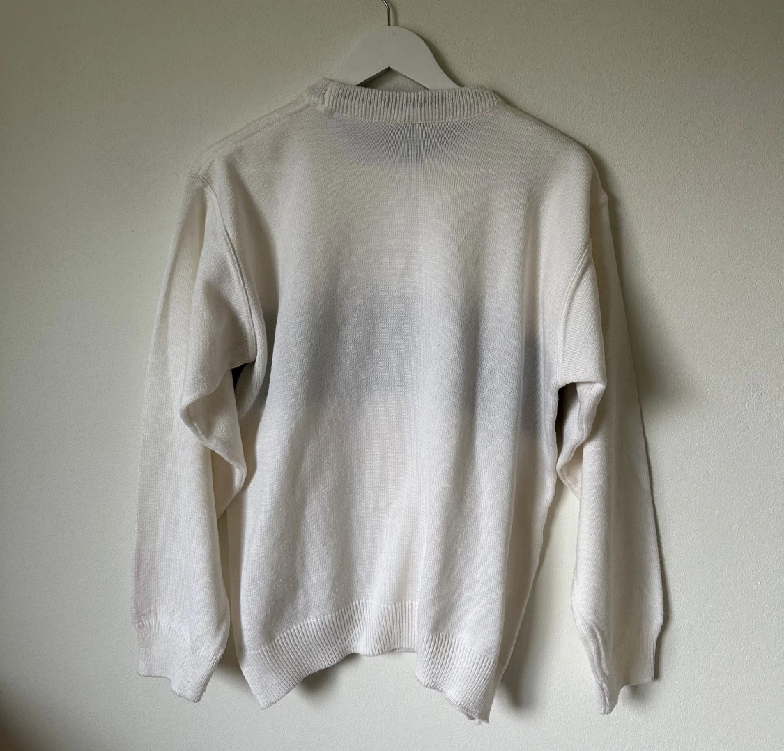 Vit stickad Lacoste tröja med mörkblått band - 1