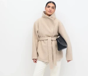 Beige teddyjacka med bälte - Säljer min fina teddy jacka från Gina i storlek XS då jag använt den en gång. 