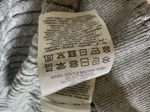 Grå kabelstickad tröja från Selected Homme - Snygg grå tröja från Selected Homme i storlek L. Tröjan är kabelstickad med rund hals och långa ärmar, tillverkad i 100% ekologisk bomull. Perfekt för dig som gillar stilrena och bekväma plagg med lite struktur. 4Ö16