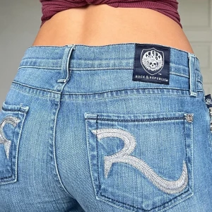 Rock and republic jeans - Midjemått: 39cm rakt över, innerbenslängd: 74cm 💗 