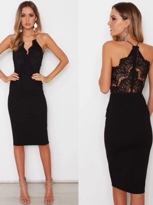 WHITE FOX So Divine Midi Dress Red - Säljer en snygg röd klänning med smala axelband och spetsdetaljer från White Fox. Klänningen har figurnära passform, omlottkänsla vid bysten och öppen rygg. Kjolen är rak och slutar strax under knäet.